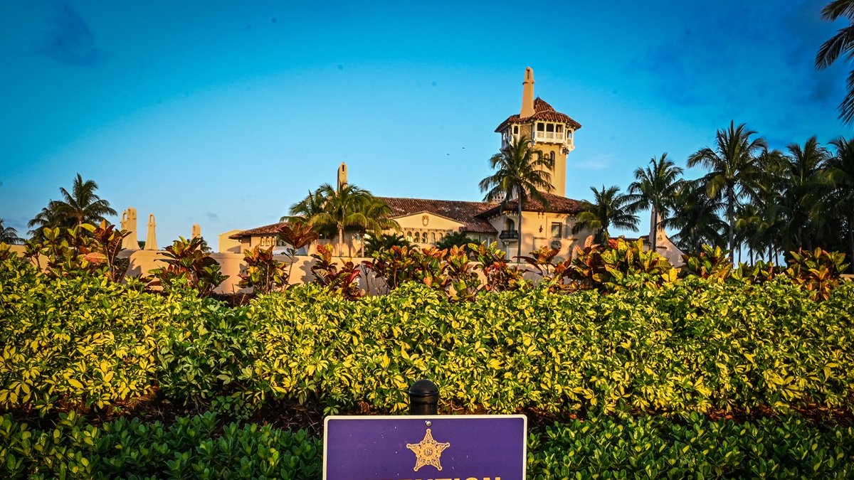 Agentes abatieron a un hombre armado que ingresó ilegalmente a las instalaciones de la propiedad Mar-a-Lago, del presidente Donald Trump, en Florida.
