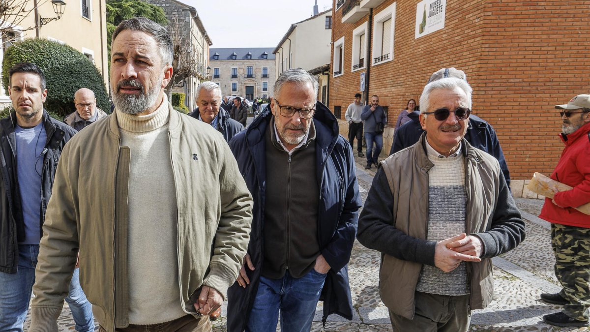 El presidente de Vox, Santiago Abascal (i), junto a Carlos Pollán (c), candidato a la presidencia de la Junta de Castilla y León, y con José Antonio Ortega Lara.