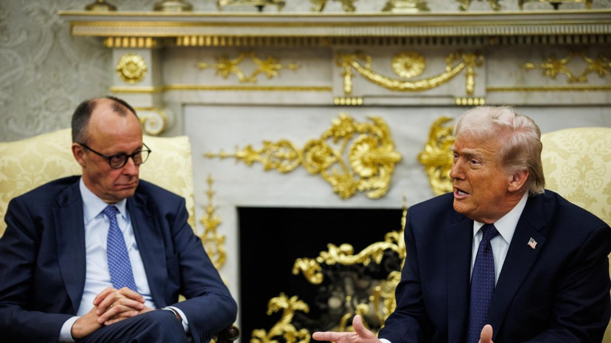 El presidente de Estados Unidos, Donald Trump (derecha), y el canciller alemán, Friedrich Merz, se reúnen en la Casa Blanca en Washington, D.C., el 3 de marzo de 2026