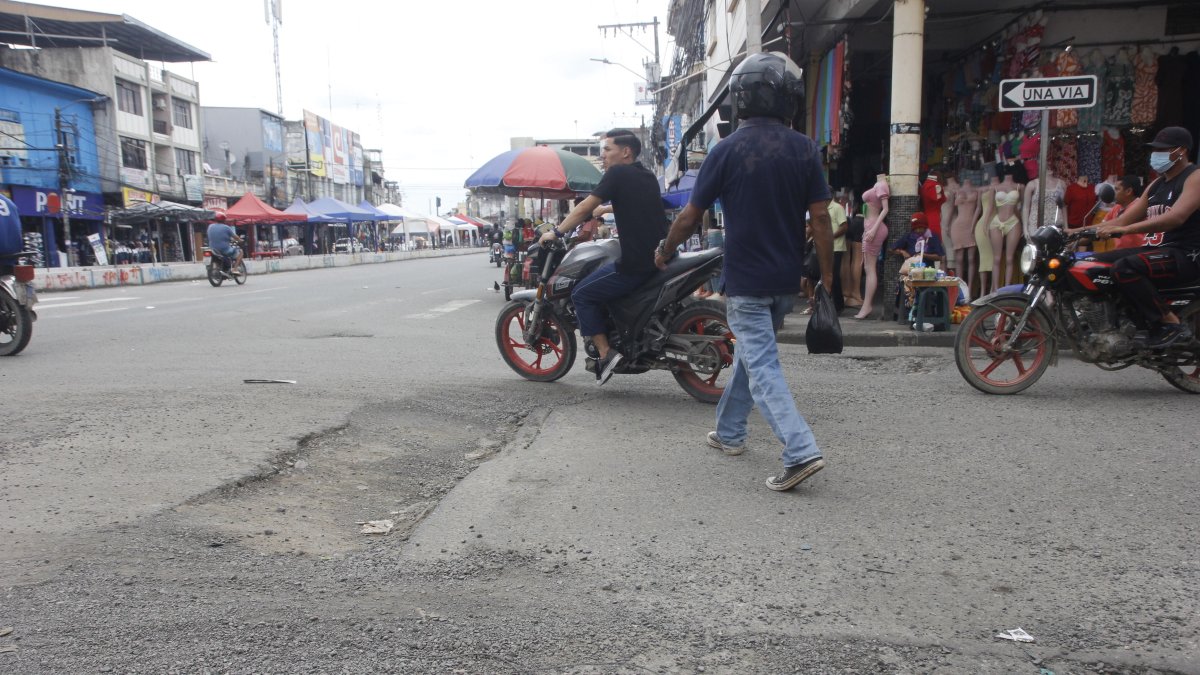En García Moreno y Eloy Alfaro, en pleno centro de Milagro, los baches incomodan a la movilidad y aumentan el riesgo de siniestros viales.