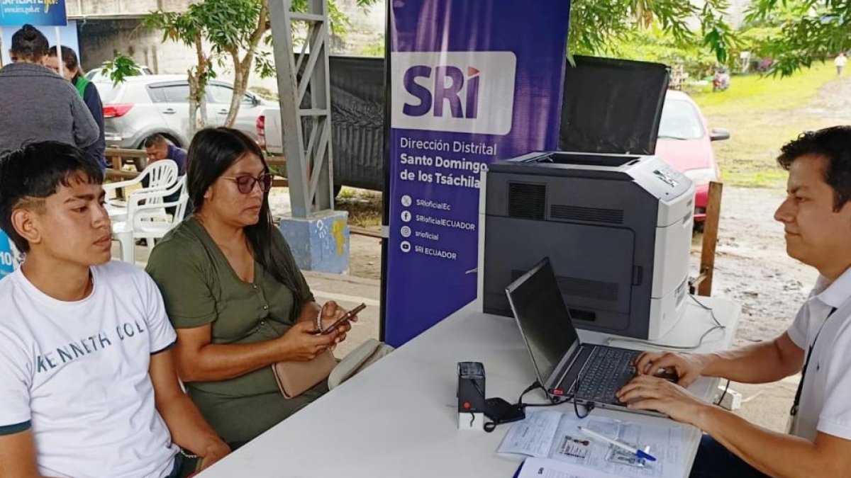 Contribuyentes se asesoran con un técnico del Servicio de Rentas Internas.