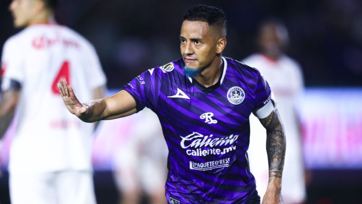 Jefferson Intriago, mediocampista ecuatoriano, durante un partido oficial con el Mazatlán FC de la Liga MX