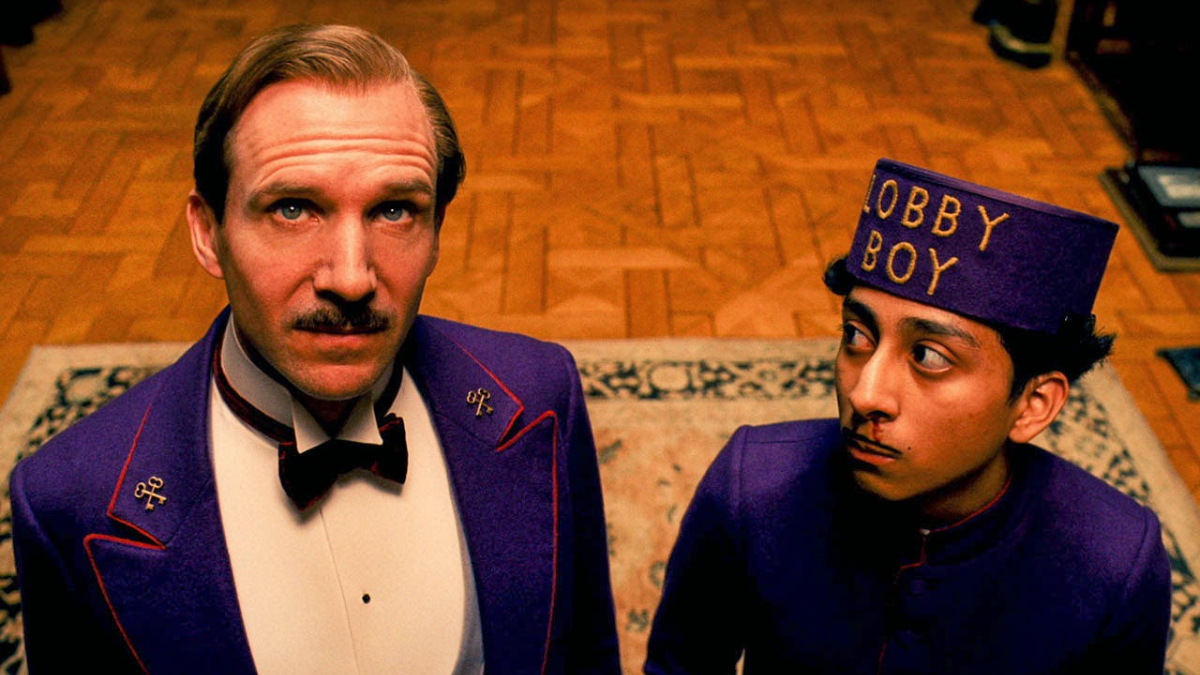 Un relato irónico, de colores vibrantes y personajes vibrantes es la propuesta de Wes Anderson en Gran Hotel Budapest.