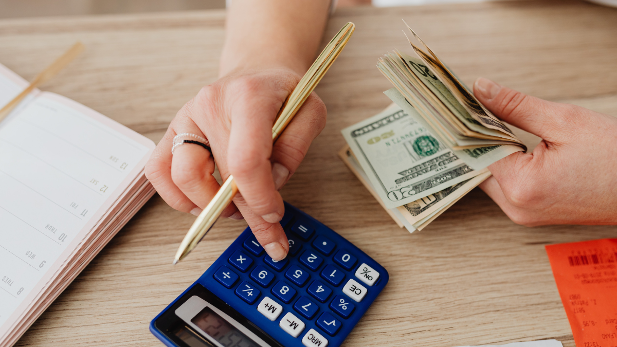 Referencial.Adultos mayores en Ecuador cuentan con mecanismos legales para solicitar la devolución del IVA en sus compras