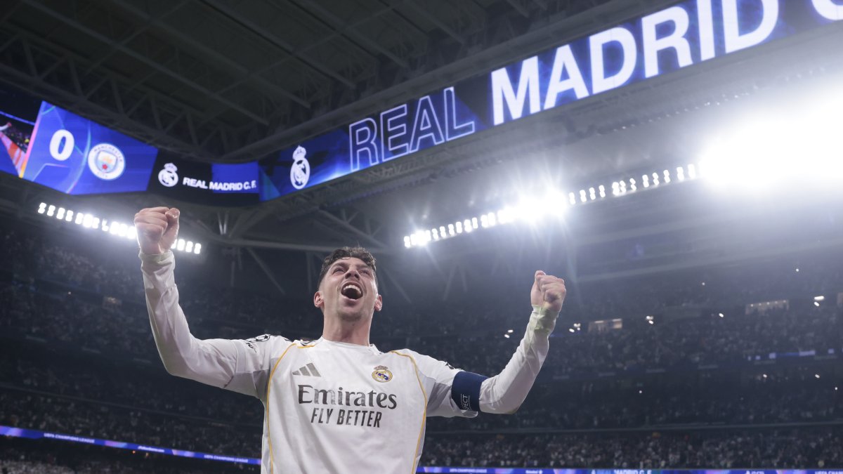 El centrocampista uruguayo del Real Madrid Fede Valverde anotó los tres goles del Real Madrid en la ida de los octavos de final de la Liga de Campeones.
