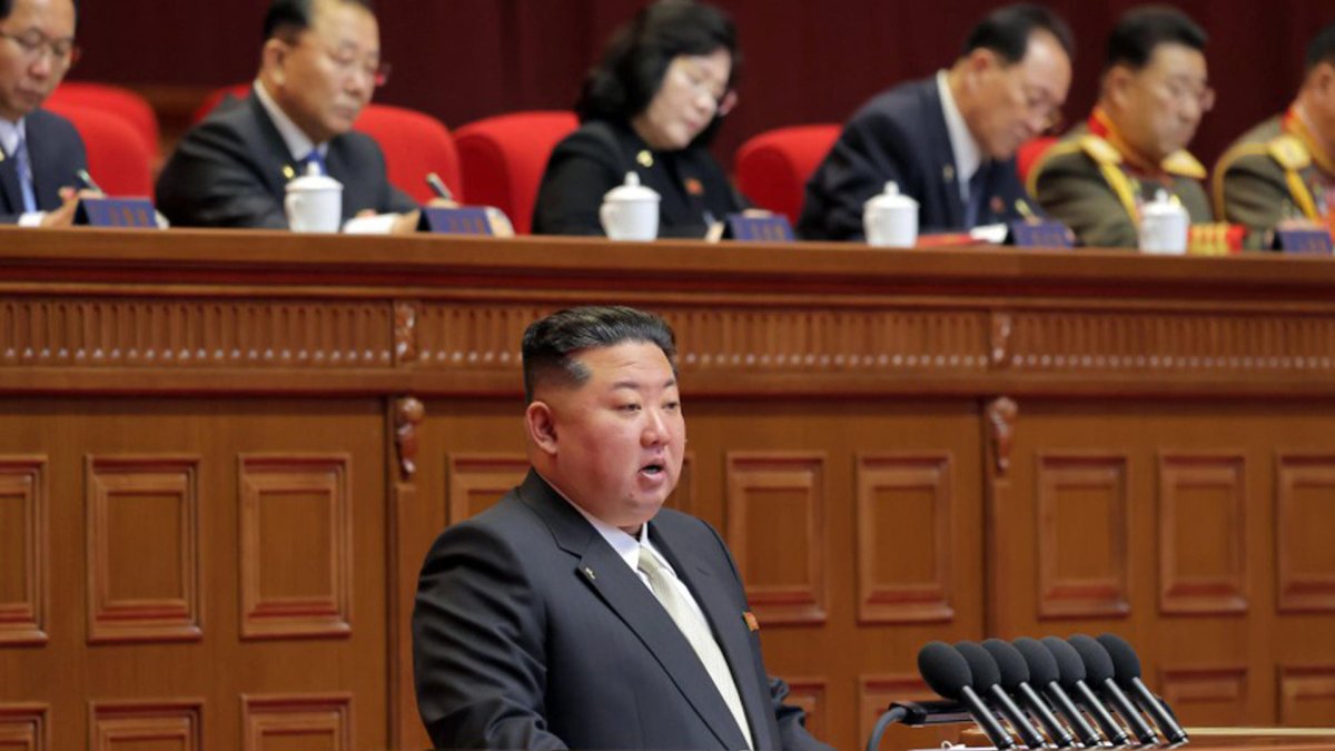 El líder norcoreano, Kim Jong-un, hablando durante el noveno Congreso del partido único este viernes, en Seúl (Corea del Norte).