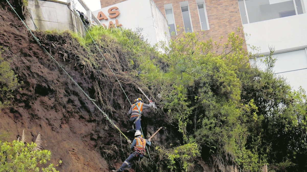 Emergencia. En menos de dos semanas la antigua vía a Nayón se vio afectada por deslizamientos.