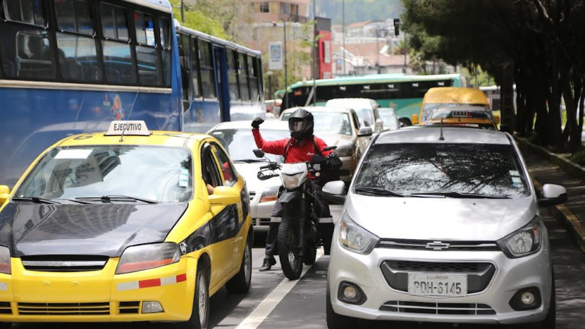 Los motociclistas irrespetan la ley y son escasos los controles realizados en la vía pública.