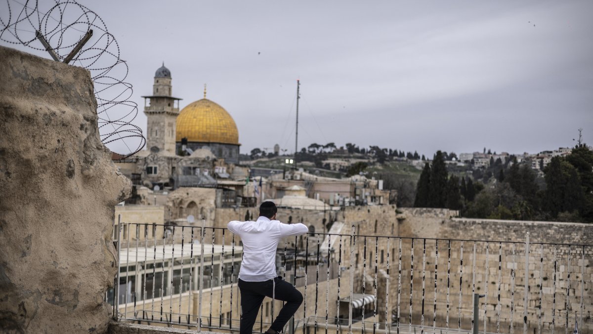 Israel. Un hombre judío ultraortodoxo reza frente al Muro Occidental cerrado, con vista al complejo de Al-Aqsa y a la Cúpula de la Roca de Jerusalén.