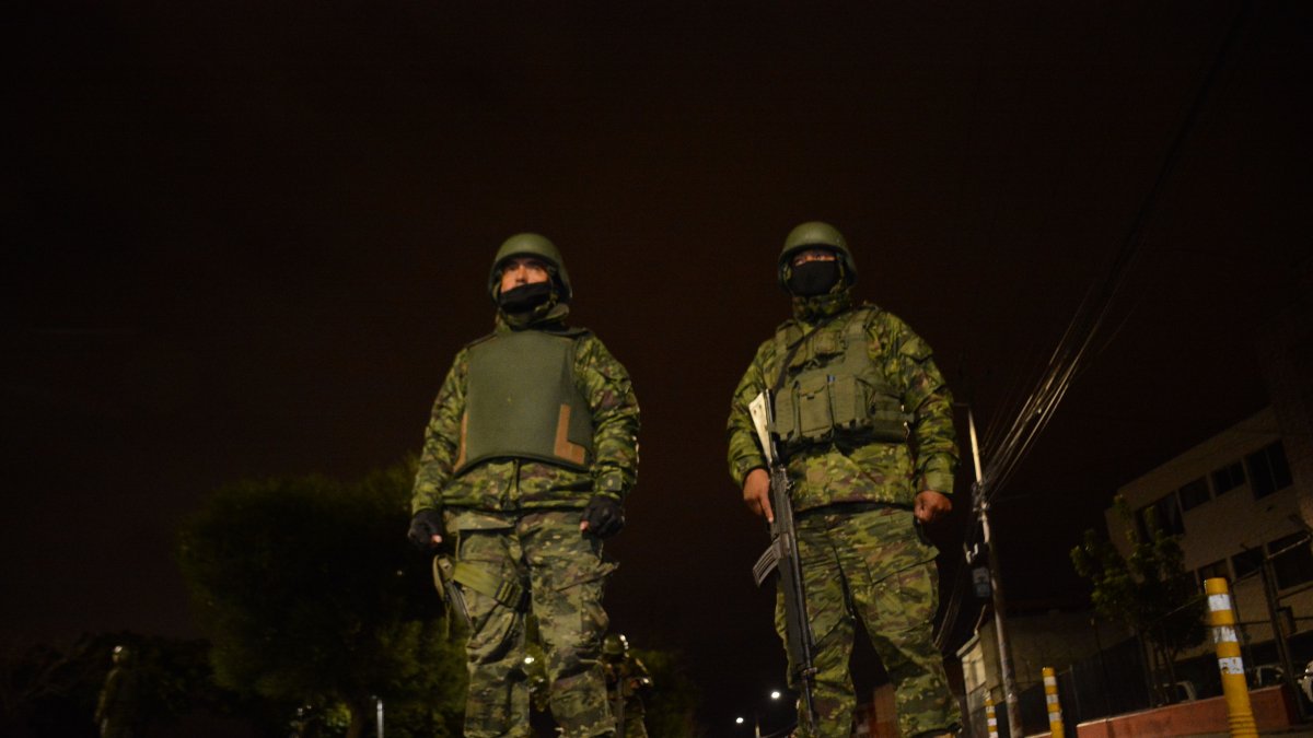 Militares y policías realizarán controles durante el toque de queda en varias provincias del país.