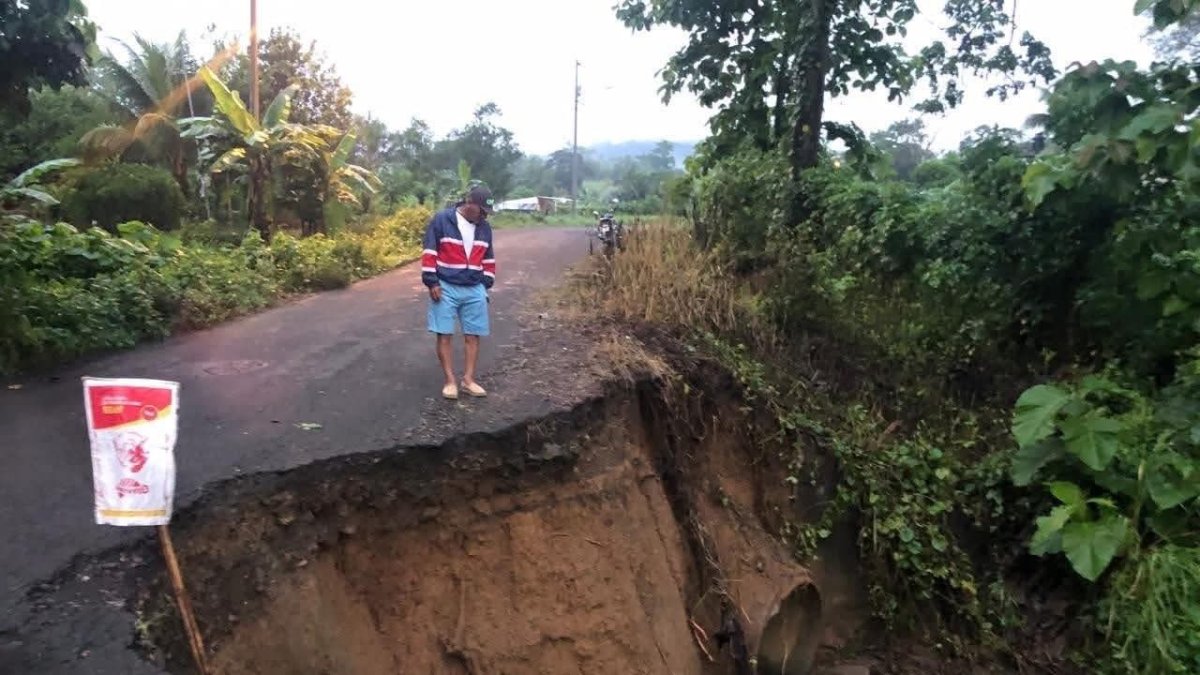 Socavones y hundimientos afectan la vía Paján – Olmedo tras las intensas lluvias, poniendo en riesgo la movilidad de transportistas y habitantes de la zona rural de Manabí.