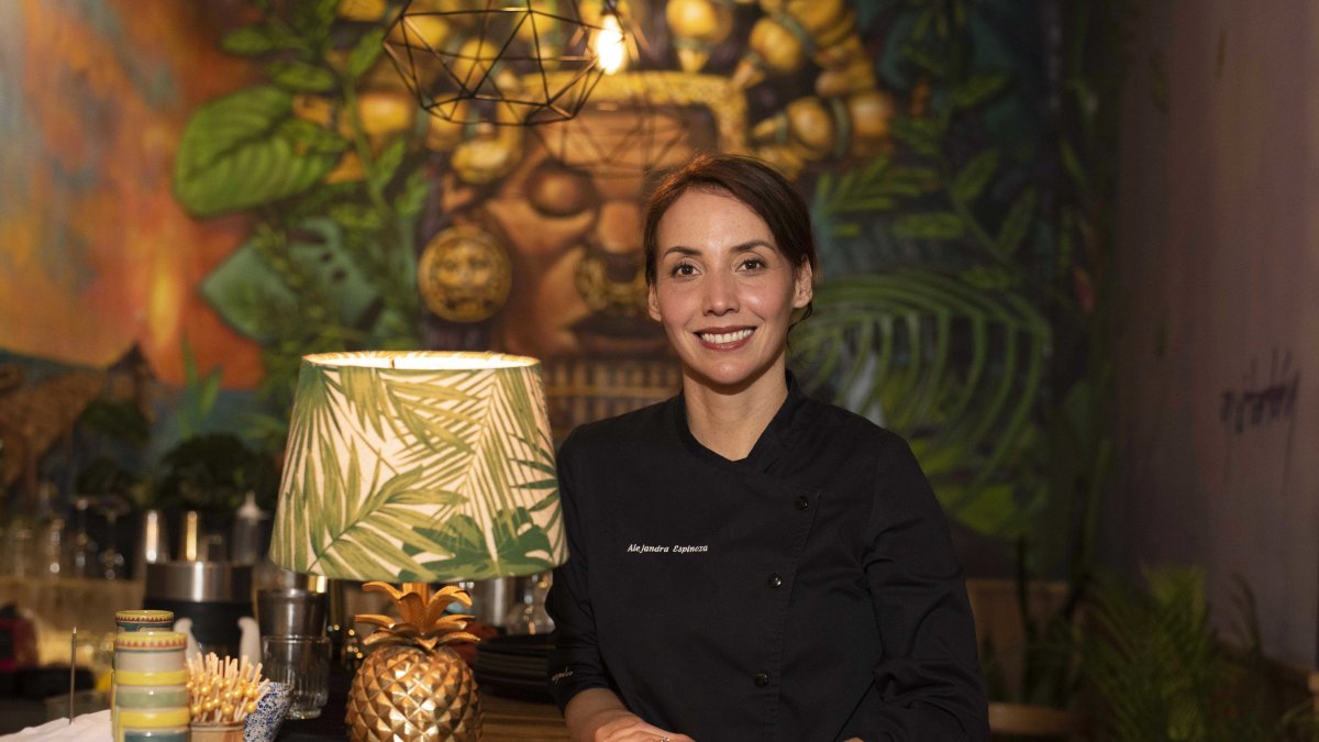 La chef Alejandra Espinoza explica que el menú reconoce a las preparaciones que terminaron definiendo la identidad del proyecto.