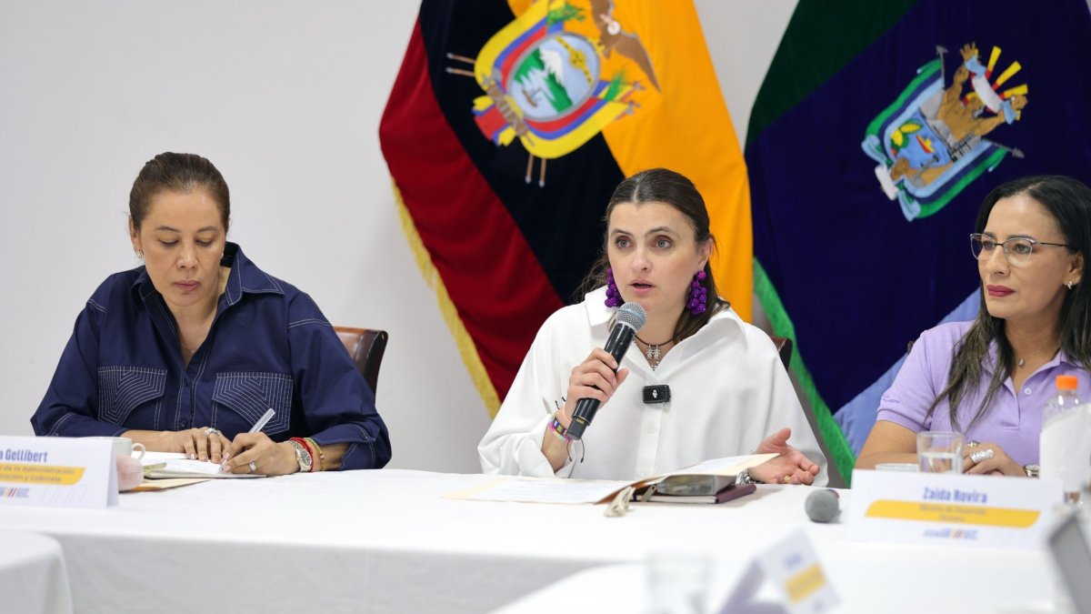 La vicepresidenta María José Pinto (centro) está a cargo de la salud en Ecuador.