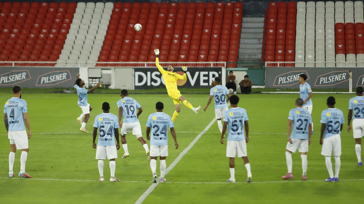 Jugadores de Universidad Católica en uno de sus últimos calentamientos sin chalecos en la LigaPro 2026.
