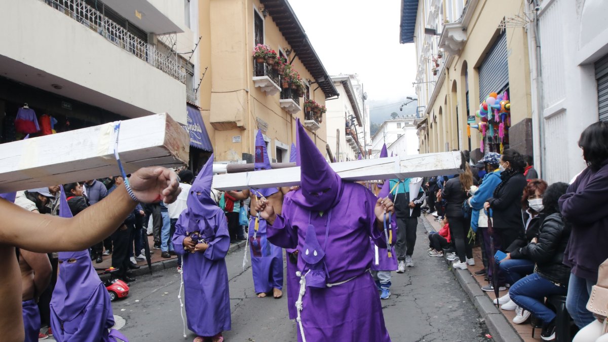 Fieles participan en las procesiones de Semana Santa en Quito, una tradición religiosa que cada año recorre el Centro Histórico de Quito.