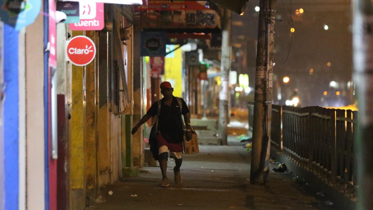 La medida limita la circulación de personas desde las 23:00 de este 15 de marzo hasta las 05:00 del siguiente día