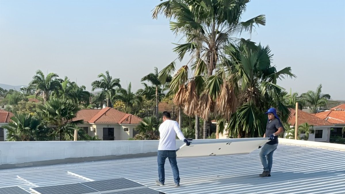 Paneles. Las instalaciones de las plantas fotovoltaicas deben ser acorde al consumo de luz.