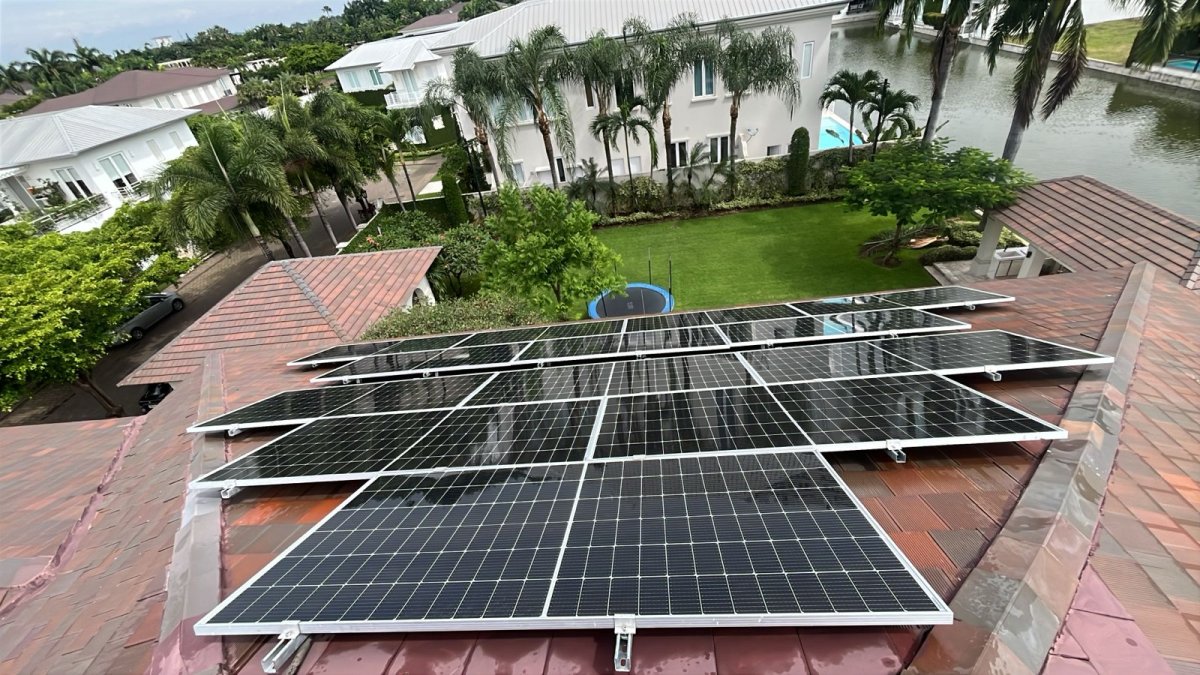 La compañía Energy Control instaló paneles solares en un conjunto de casas, lo que permite a quienes viven allí ya no pagar factura por la energía eléctrica.