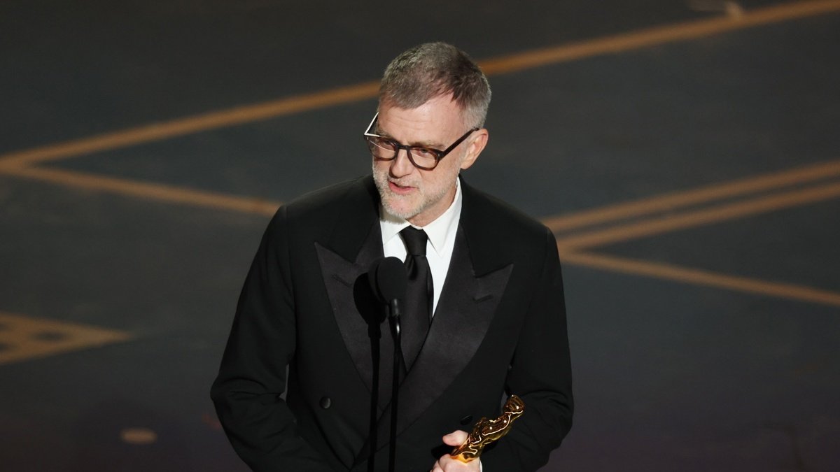 El cineasta Paul Thomas Anderson habla en el escenario tras ganar el Oscar al Mejor Guion Adaptado por 