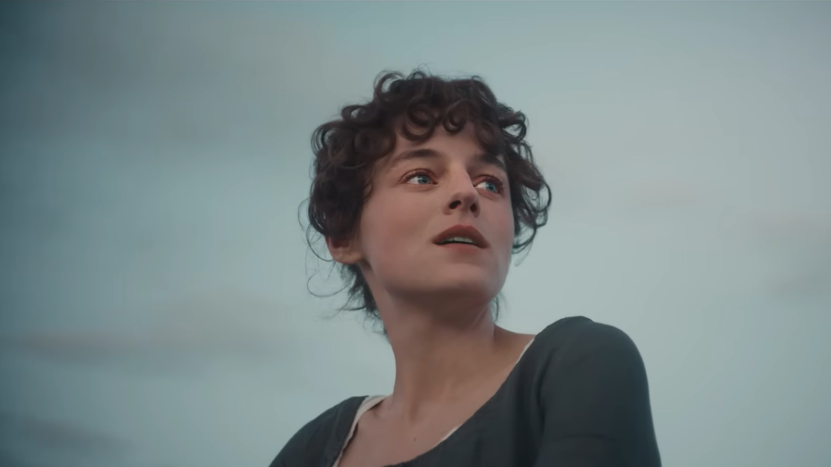Emma Corrin, conocida por su trabajo en The Crown, interpreta a Elizabeth Bennet.