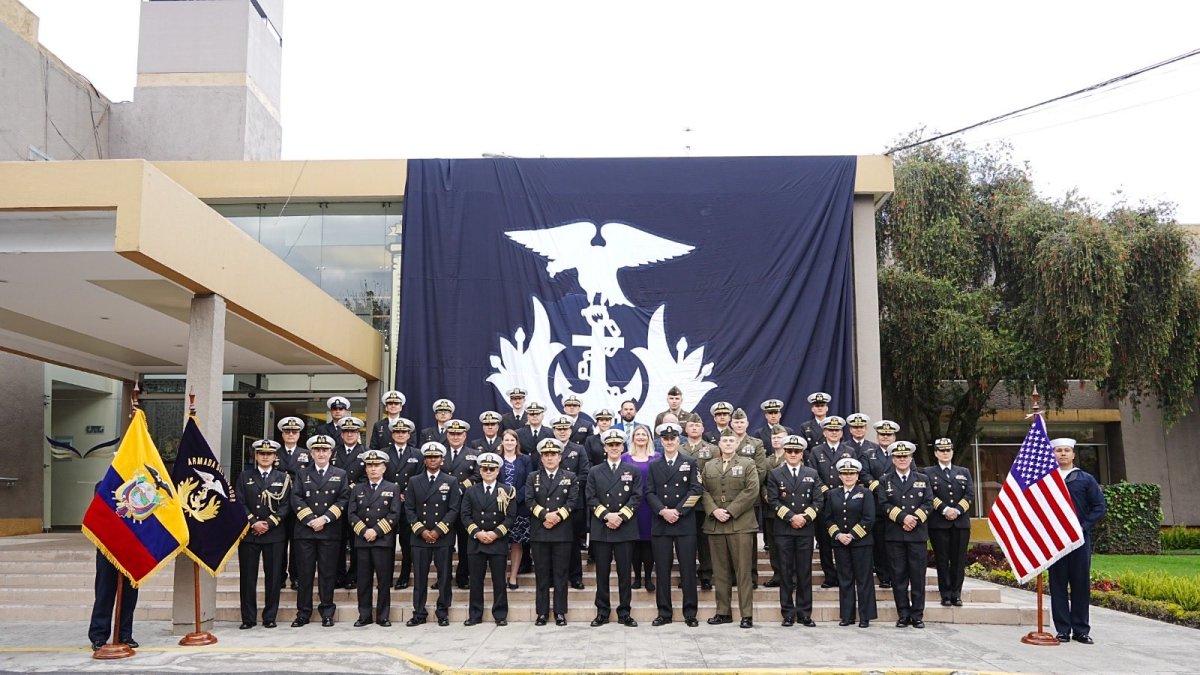 Foto institucional entre los dos ejércitos navales.