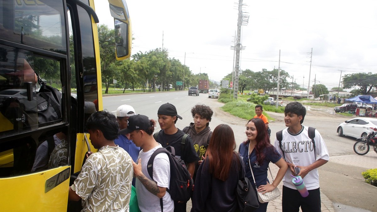 A diario, universitarios tienen problemas para abordar buses desde sus centros de estudio, sobre todo en la vía a la costa, en el oeste de Guayaquil.