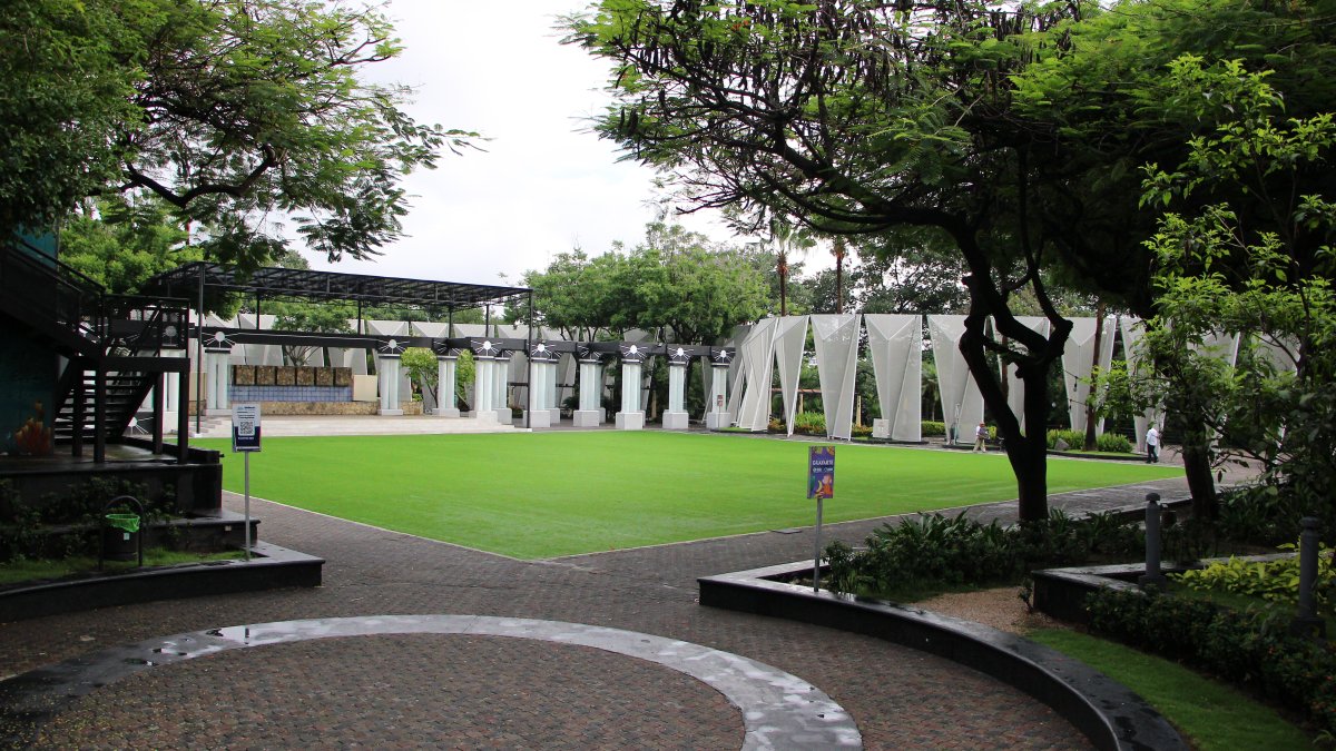 Espacio. En la plazoleta se ha instalado césped sintético.