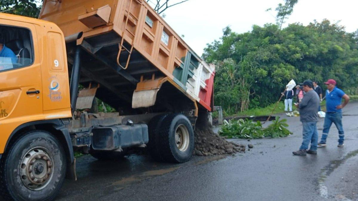 Con maquinaria pesada se trabajó para reparar el socavón que se formó en el puente Papayal, en Naranjito, provincia del Guayas.