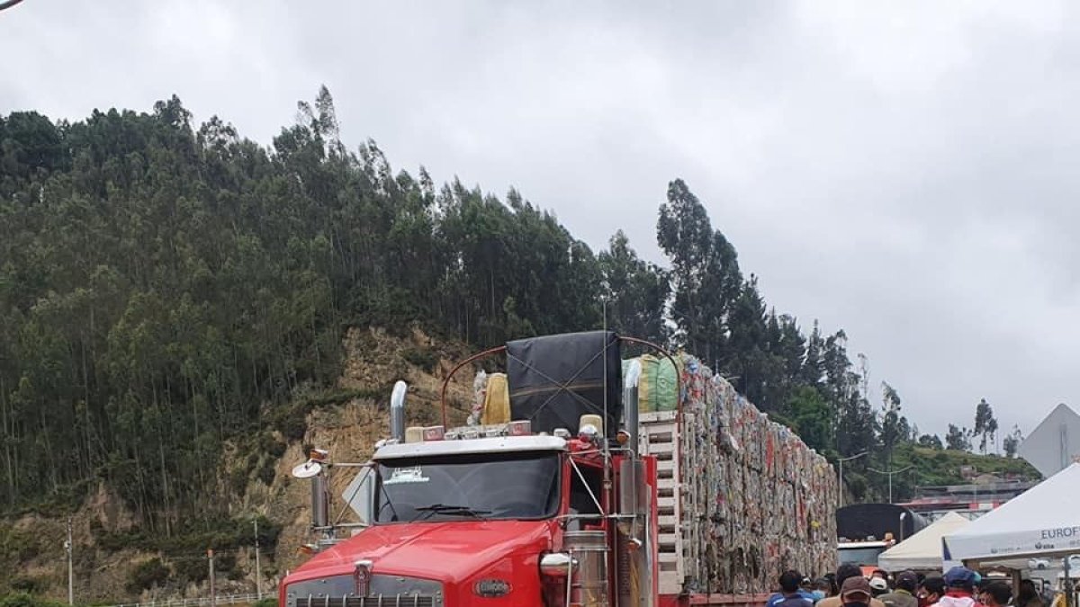 Una foto referencial de los trailers que van de Ecuador a Colombia cruzando el puente internacional Rumichaca.