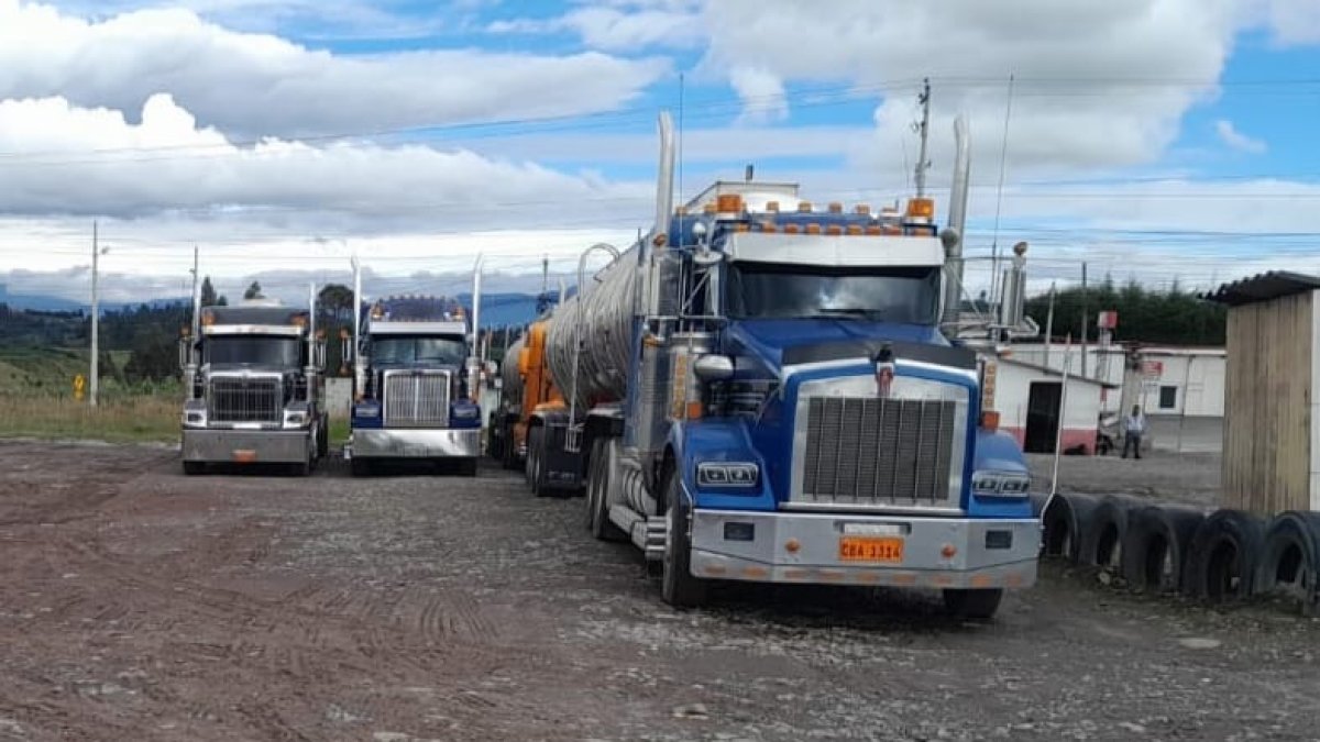Carchi. Trailers que no lograron pasar la frontera, con carga hasta el mercado colombiano.