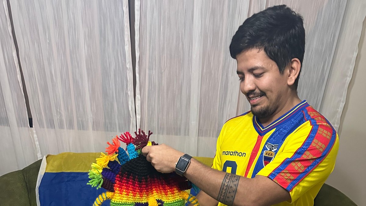 Briones habitúa alentar a la Tricolor usando una máscara del Diablo Huma y una réplica del trofeo del Mundial.