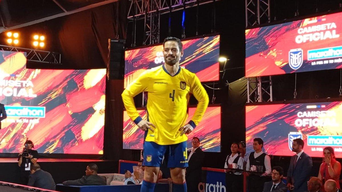 La nueva camiseta tiene versión en manga larga y manga corta.