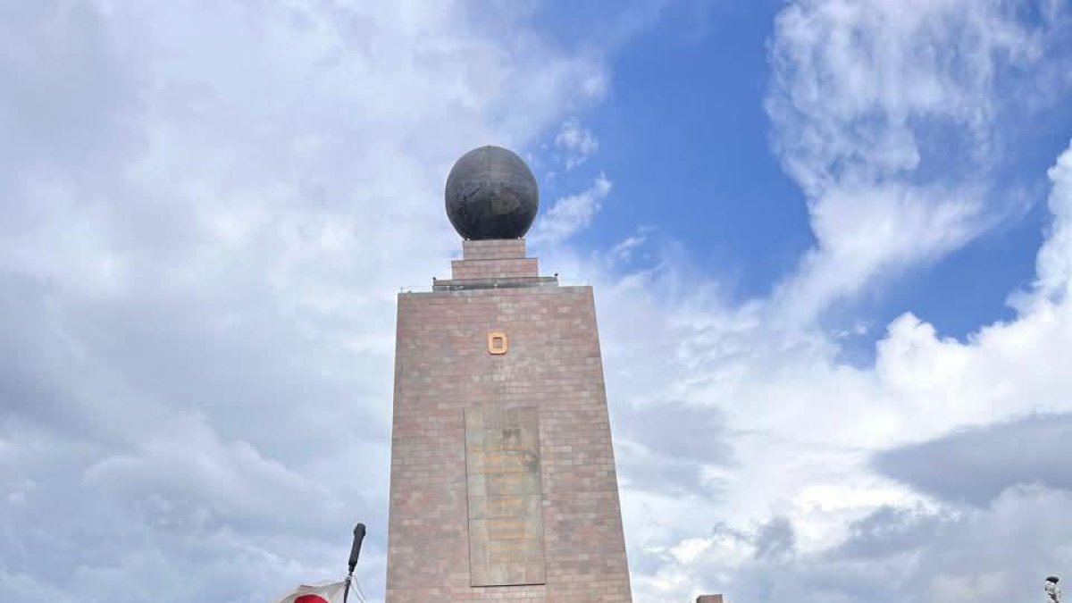 Atsushi Yao visitó el monumento de la Mitad del Mundo.