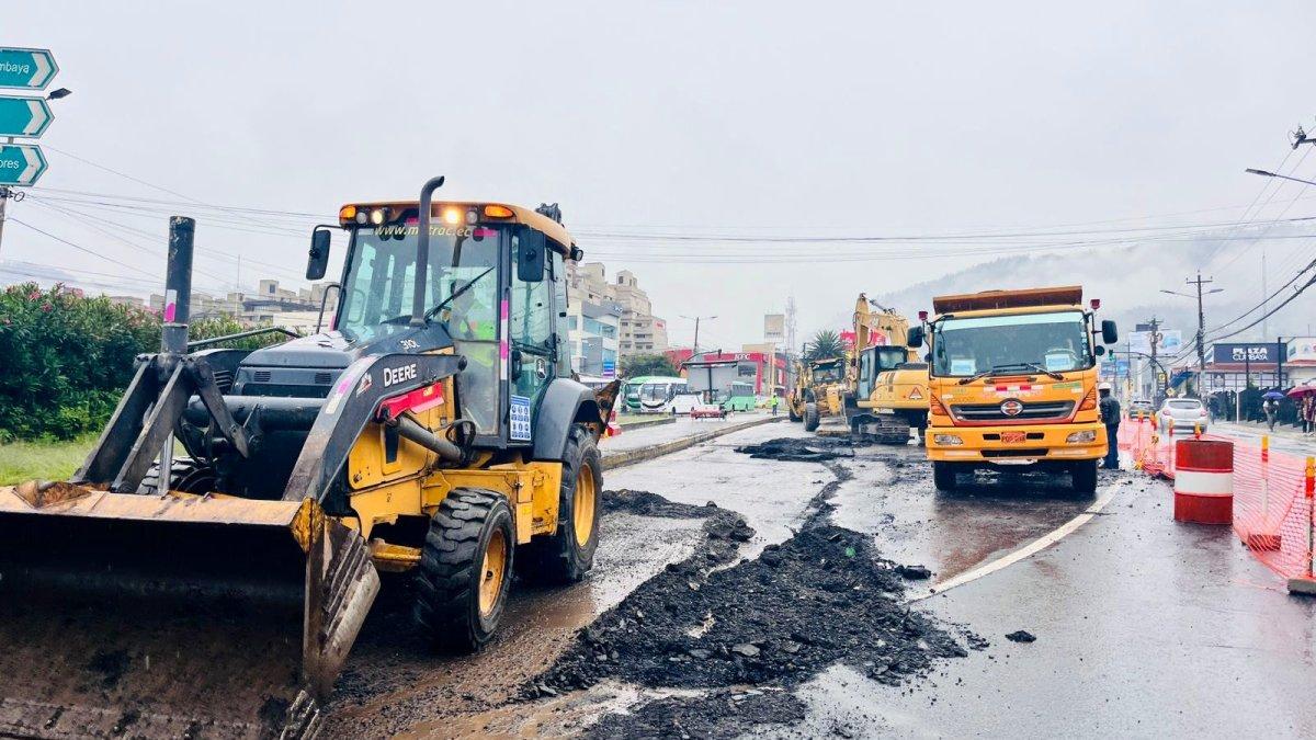 Maquinaria pesada se ubicó en el carril central en la zona del redondel de Las Bañistas.