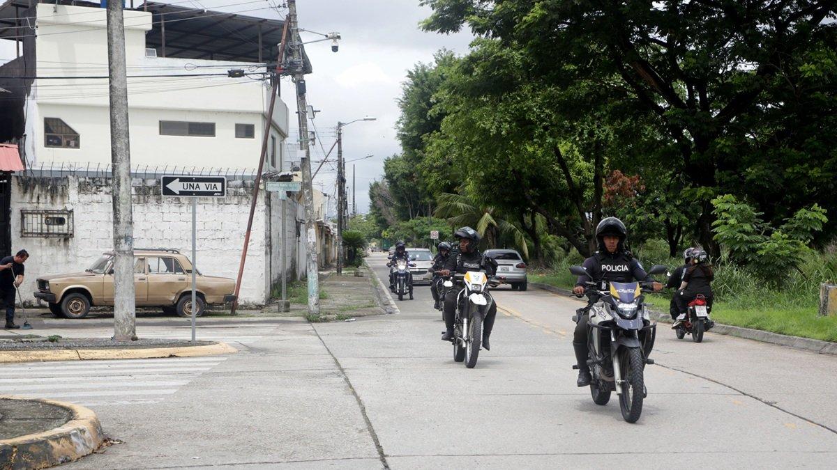 Agentes policiales recorren la ciudadela Guayacanes. Los vecinos piden que la institución mejore su estrategia para combatir a la delincuencia en ese sector.