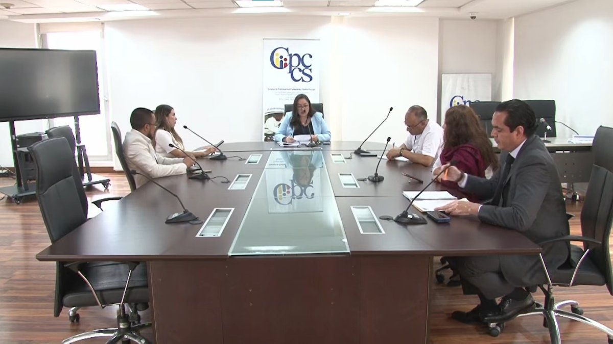 Sandra Margarita Armijos Mijas (c), delegada de Andrés Fantoni, dirige el equipo técnico del concurso para fiscal general del Estado.