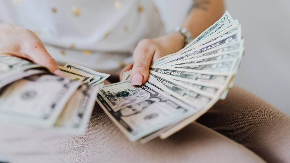 Todos los trabajadores en relación de dependencia deben recibir el decimo cuarto sueldo.