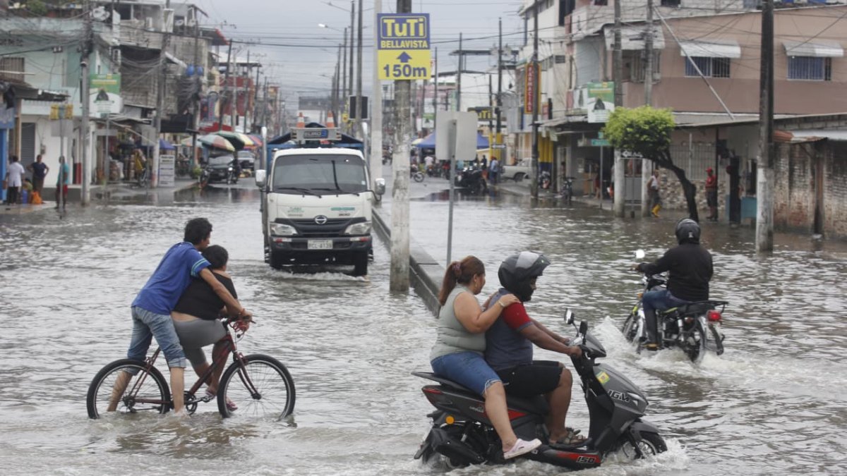 El agua acumulada puede ocultar daños en la calzada y dificultar que los conductores identifiquen la profundidad y la fuerza de la corriente.
