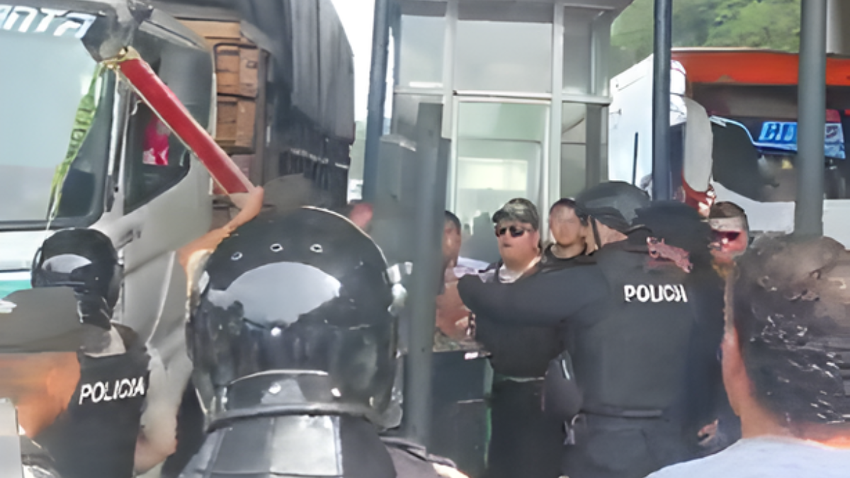 Manifestantes cierran la vía Alóag-Santo Domingo en protesta por alza del peaje.