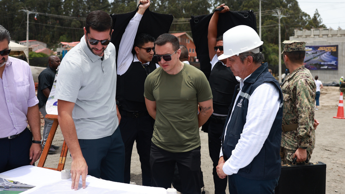 El presidente Daniel Noboa y el ministro Roberto Luque verifican el avance de la obra del distribuidor de tráfico Monay, en Cuenca.