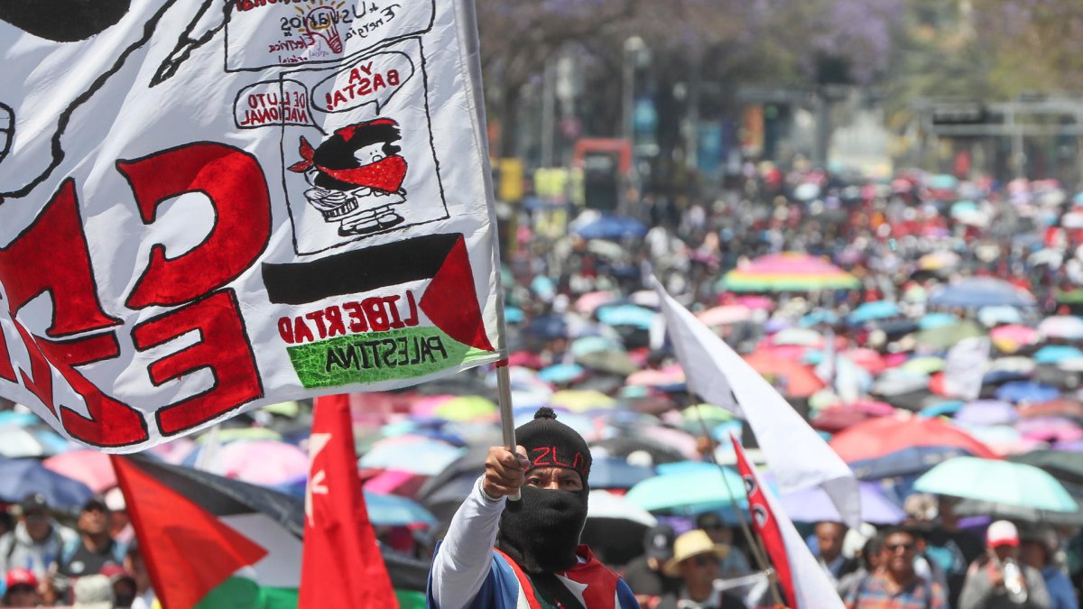 Docentes de la Coordinadora Nacional de Trabajadores de la Educación (CNTE) marchan para exigir un aumento salarial en Ciudad de México (México).