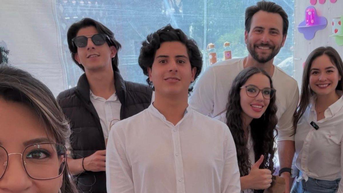 Los hermanos Cepeda, junto a Camila León y el presidente de la Asamblea Niels Olsen, en 2024.