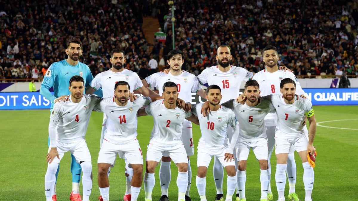 Los jugadores de la selección de Irán posan antes de disputar un partido clasificatorio rumbo a la Copa Mundial de la FIFA 2026.