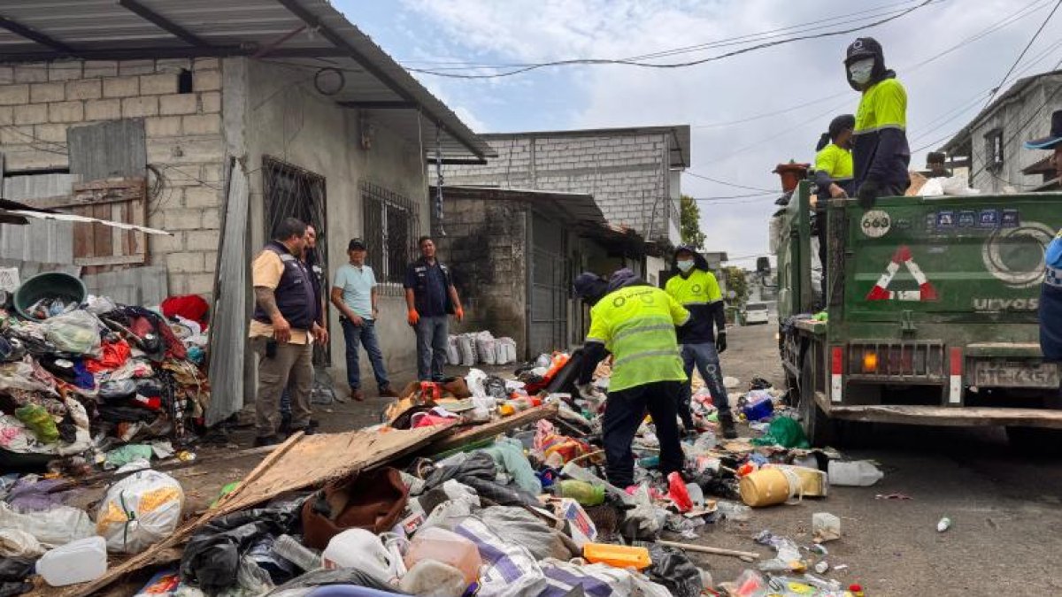 Referencial. Urvaseo es la empresa encargada de la recolección de basura, pero no se le permite laborar durante el toque de queda.