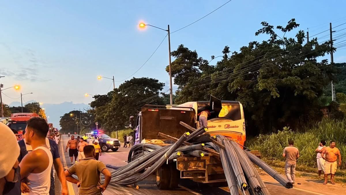El siniestro entre los vehículos pesados causó conmoción en la ciudad.