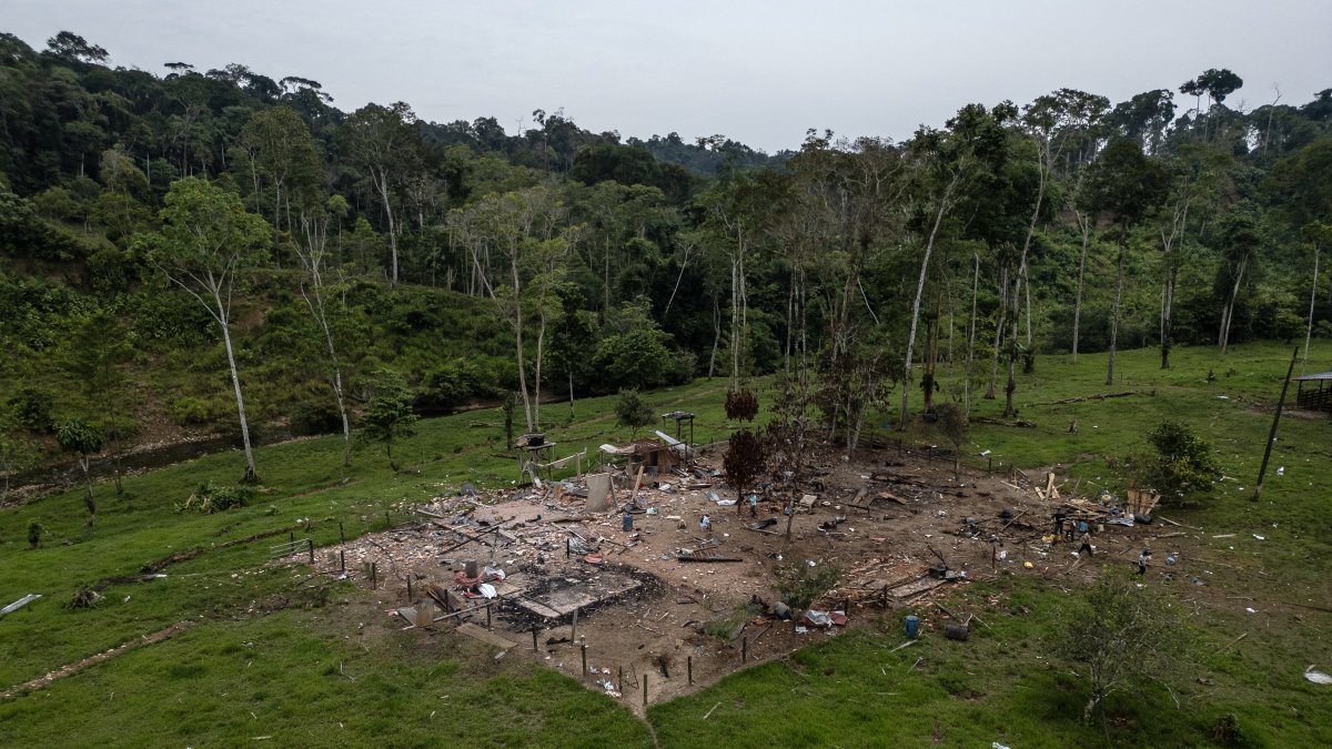 Vista aérea de los daños causados ​​por una bomba lanzada por el ejército ecuatoriano en la región de Lago Agrio, provincia de Sucumbíos, en la frontera con Colombia, el 18 de marzo de 2025.