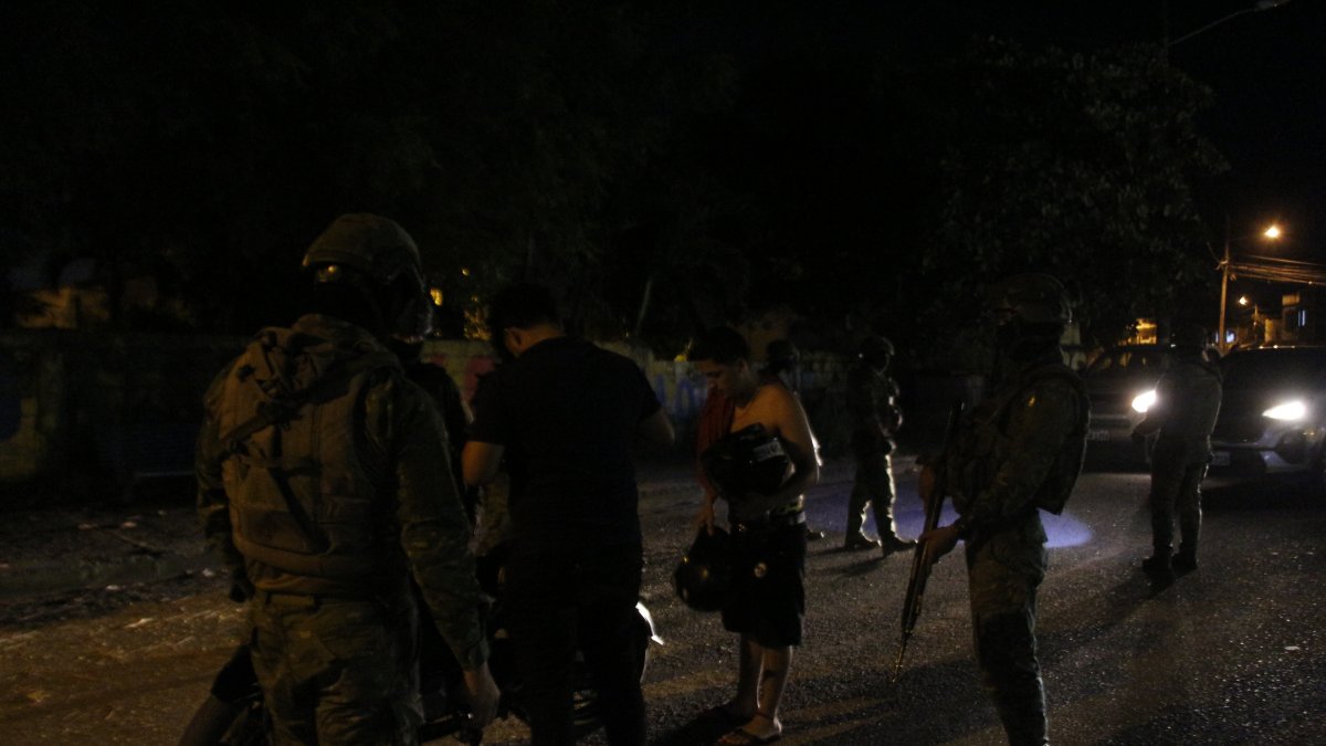 El toque de queda parcial comenzó el 15 de marzo y se extenderá hasta el 30 de marzo en cuatro provincias de Ecuador: Guayas, Los Ríos, El Oro y Santo Domingo.