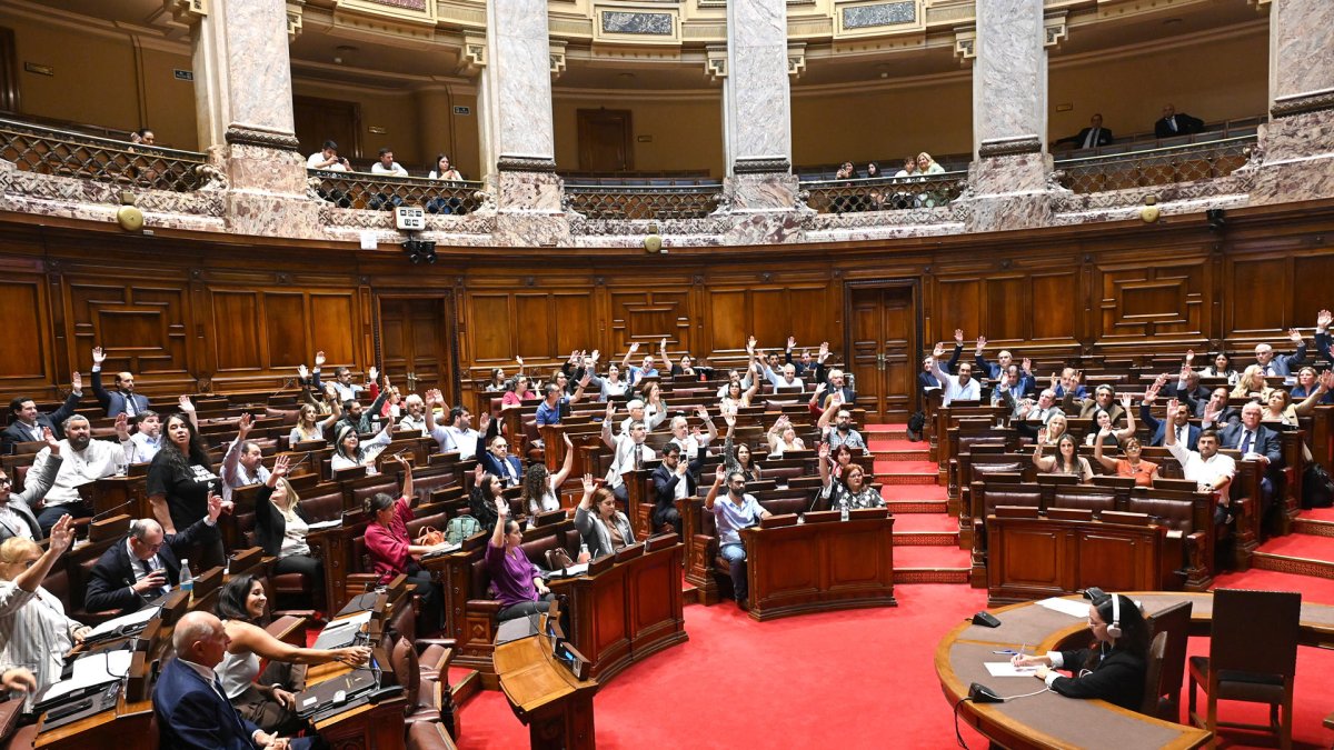 Diputados uruguayos participan en la votación para ratificar el acuerdo UE-Mercosur este jueves, en Montevideo (Uruguay).