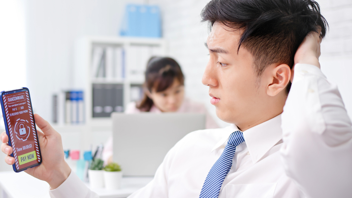 Referencial. Ciudadano observa una amenaza en su celular, hecho que puede denunciarse por canales oficiales en Ecuador.