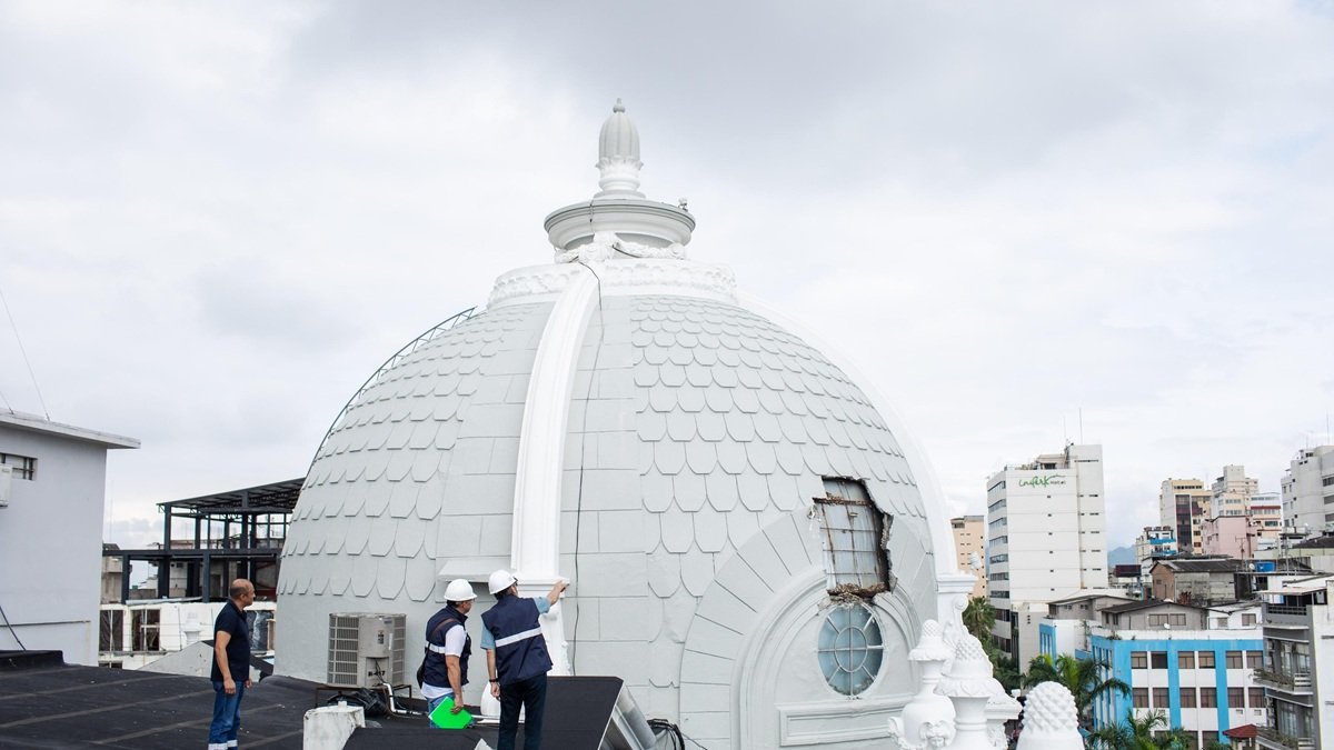 Técnicos del Cabildo inspeccionan el elemento dañado en la cúpula del Palacio Municipal de Guayaquil.